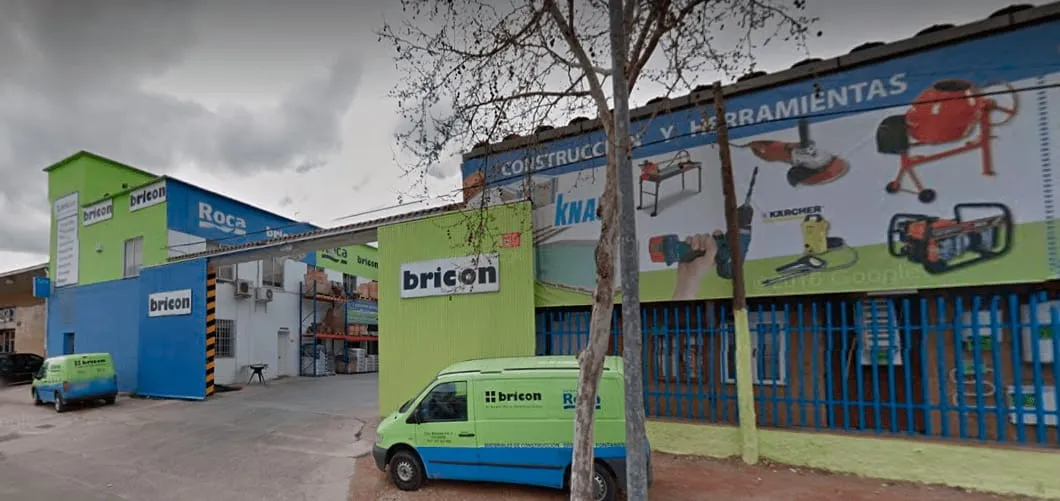 Fachada de BRICON El Super de la Construcción, en Cáceres