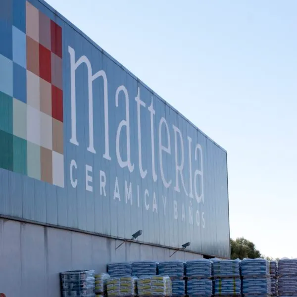 Fachada del almacén central de Matteria en Torremejía