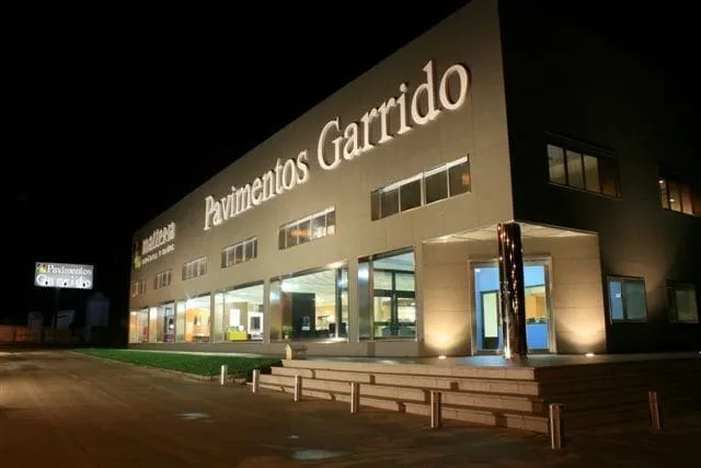 Fachada de Pavimentos Garrido, en Montehermoso